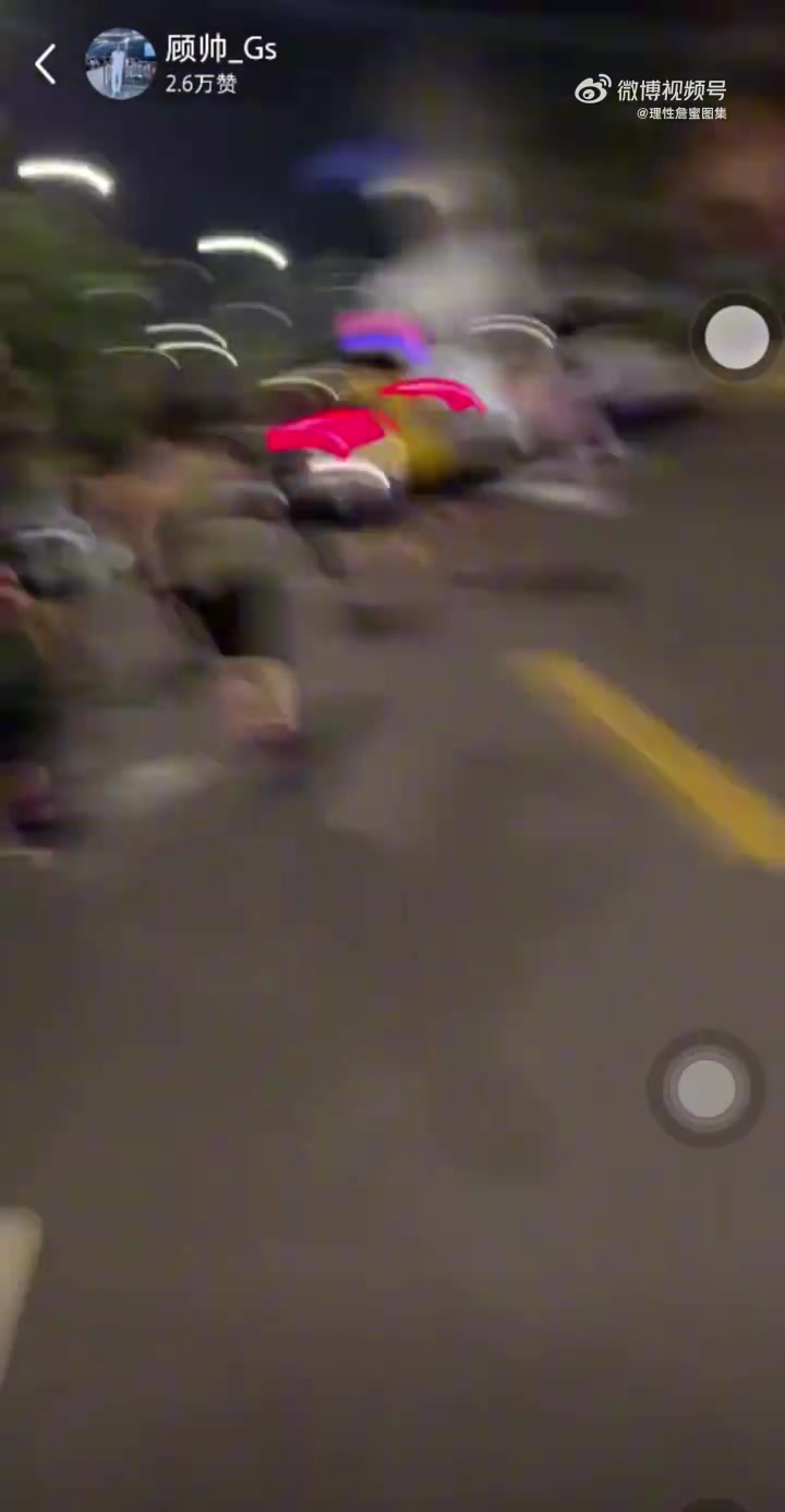 开云app-上海街头大量球迷疯狂追车 不顾安保试图阻拦车辆去路 交通险瘫痪